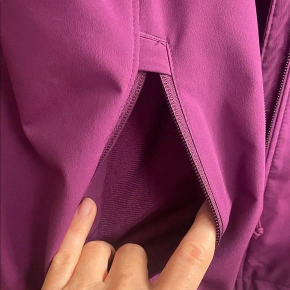 Columbia Women's Rain Jacket - Picture 4 of 9